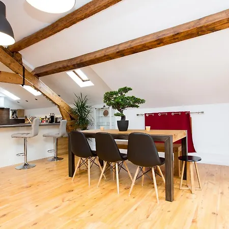 Apartment Loft Sleeps 10, Balcony & Garage *